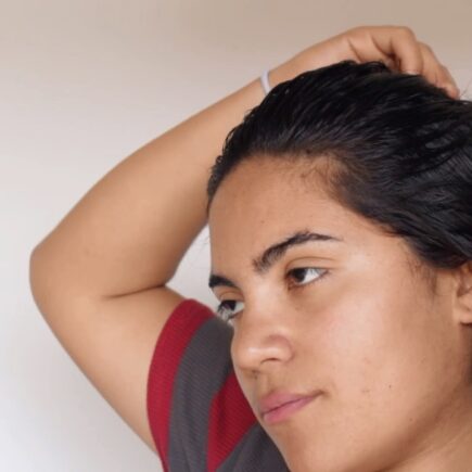 Cómo fijar el cabello hacia atrás